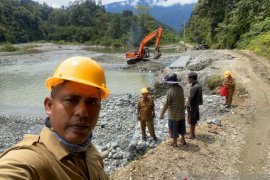 PUPR Aceh Barat tangani erosi sungai di Sikundo kurang 45 hari kerja