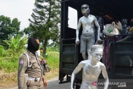 Satpol PP razia "Manusia Silver" di Kota Medan