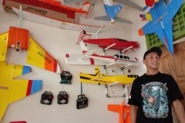 Pemuda asal Lampung Timur buat pesawat mainan remote control baterai listrik