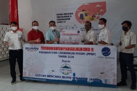 AirNav Indonesia Area  Jambi serahkan bantuan melalui Satgas BUMN