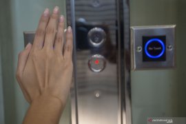 Guna cegah COVID-19 di lift, jangan lupa pakai masker