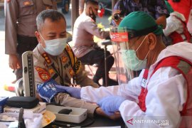 Personel Ditsamapta Polda NTB mendonorkan darah untuk korban COVID-19