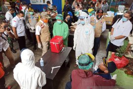 Walikota Samarinda tinjau pelaksanaan rapid test di Pasar Merdeka