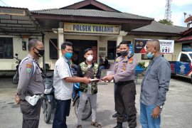 Dua sepeda motor curian ditemukan, Polsek Tualang kembalikan ke pemilik