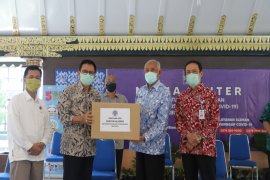 Ikatan Alumni UNY berikan bantuan APD ke Pemkab Sleman