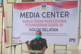 Kadis positif COVID-19, seluruh pegawai Dinas Perindagkop Solok Selatan dites swab