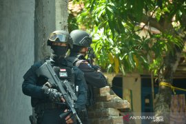 Densus 88 tangkap istri pemimpin kelompok MIT di Poso