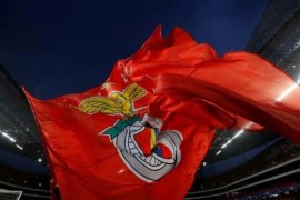 Bus tim Benfica dilempari batu, lukai dua pemain