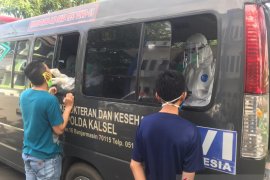 Bid Dokkes Polda Kalsel tes swab PCR  313 warga Banjarmasin