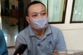 Diajak ikut hajatan, bayi usia 50 hari di Cirebon positif COVID-19