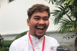 Selebriti Indra Bekti harus menggunakan alat bantu seumur hidup