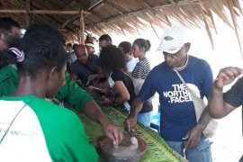 Warga kampung Abar pertahankan festival makan papeda dalam gerabah