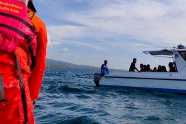 Basarnas selamatkan satu keluarga wisatawan di Lombok