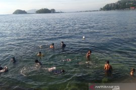 Warga Jayapura Mulai Beraktivitas di Pantai Page 1 Small