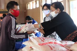 Putri Koster sumbang beras untuk "Warung Kaget" bagi lansia