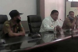Bupati Labura terima warga yang demo tak dapat bantuan