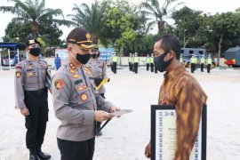 Polres Karimun beri penghargaan nelayan selamatkan PMI mengapung di laut