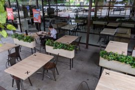Restoran terapkan bangku selang-seling untuk jaga jarak pengunjung
