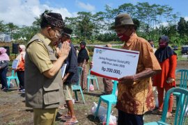 Salurkan bansos di tempat wisata, cara Banyuwangi simulasikan era normal baru