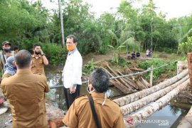 Ambruk, Bupati Tapsel perintahkan pasang jembatan bailey
