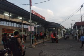 Tidak terlihat antrean panjang penumpang KRL di Stasiun Depok