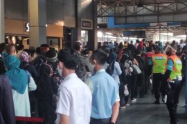 Penumpang KRL di Stasiun Citayam terlihat antrian hingga 50 meter (Video)