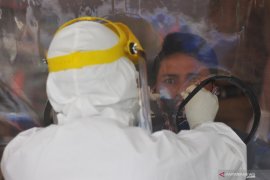 246 orang terkonfirmasi positif corona hasil tes swab massal di Pasar Raya Padang