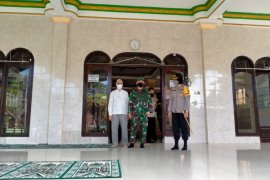 Normal baru, TNI-Polri cek kesiapan masjid di Karangasem-Bali
