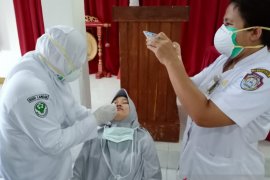 Kabupaten Landak latih petugas kesehatan ambil sampel untuk tes usap