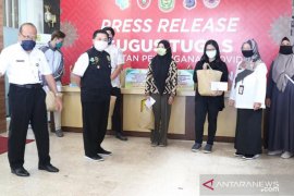 Thousands UMKM, laid off workers in Banjarmasin receive food and cash