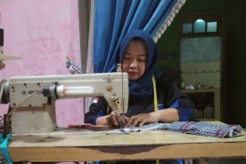 Garnita Malahayati Kudus produksi masker untuk warga