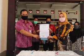 Dekranasda Bangka terima bantuan lemari souvenir