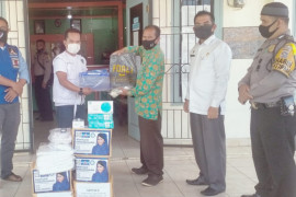 Politisi Demokrat salurkan bantuan APD kepada tenaga medis di Sumbar