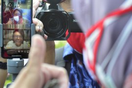 Ari Lasso bersama Gemas bantu 10.000 masker merah putih di Surabaya