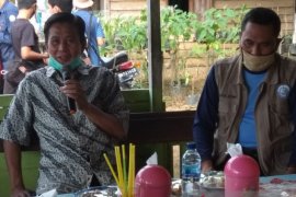 Bupati Bangka Tengah pantau penyaluran bantuan tunai ke warga desa