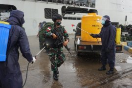 Penyemprotan Disinfektan Prajurit TNI Satgaspam Perbatasan Indonesia-PNG Page 1 Small