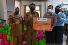 Bank Danamon Kalimantan bagikan paket bahan makanan