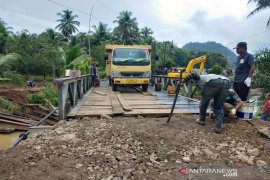 Jembatan bailey selesai dipasang, akses 7 dusun di Tapsel normal kembali