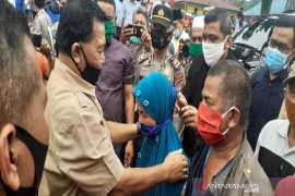 Sosialisasi "new normal", Bupati Madina bagikan masker di Pasar Kotanopan
