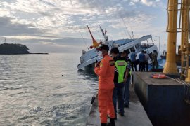 Selamat, 66 penumpang KM Dharma Rucitra III dievakuasi di Padangbai