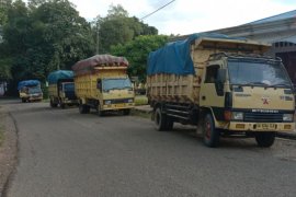 Warga Kecamatan Haruai tahan angkutan kelapa sawit