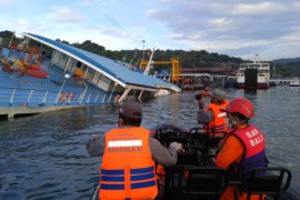 Kapal miring karena bocor, 66 penumpang KMP Dharma Rucitra III dievakuas i