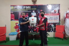 Cegah COVID-19,  PMI salurkan alat semprot dan disinfektan ke ponpes