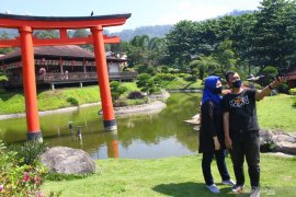 Wisatawan kunjungi pemandian air panas