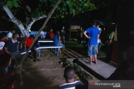 Hasil rapid tes pekerja reaktif, warga datangi kediaman camat