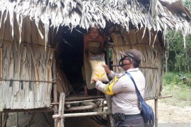Polres Bangka Barat bagikan sembako di Kecamatan Tempilang