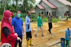 Camat Mandau perbaiki kerusakan jalan Babusalam bersama warga
