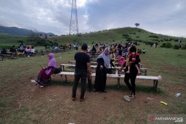 Warga ramai kunjungi wisata alam Bukit Satu Pohon di akhir pekan