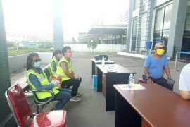 Petugas kesehatan di Bandara Timika periksa dokumen perjalanan penumpang