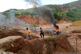 Polres pulau Buru musnahkan peralatan tambang ilegal di Desa Gogorea